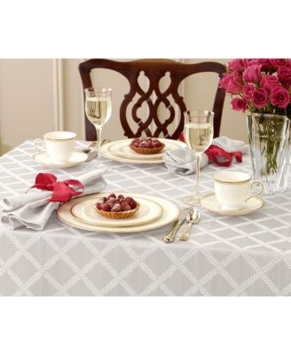 Laurel Leaf Oval White Tablecloth 70 x 104